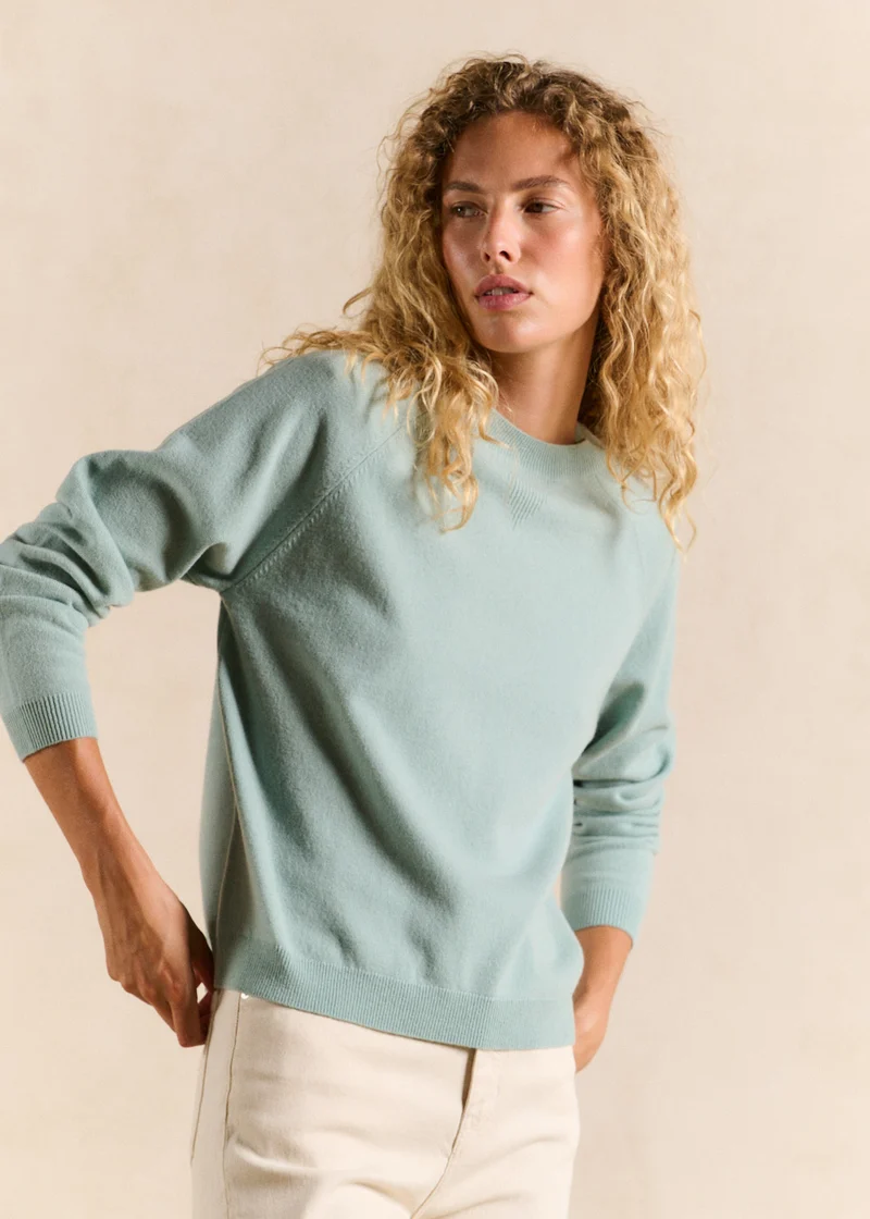 Pull en laine col rond détail col