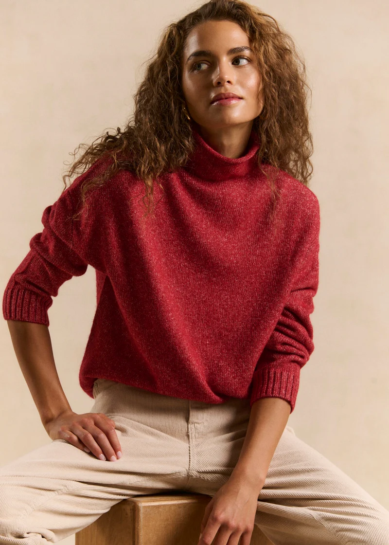 Pull avec un col montant roulotté et des manches longues
