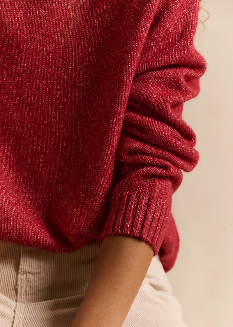 Pull avec un col montant roulotté et des manches longues
