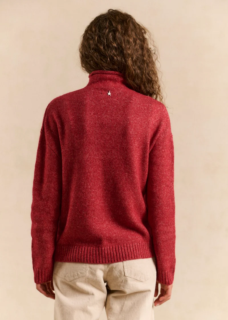 Pull avec un col montant roulotté et des manches longues