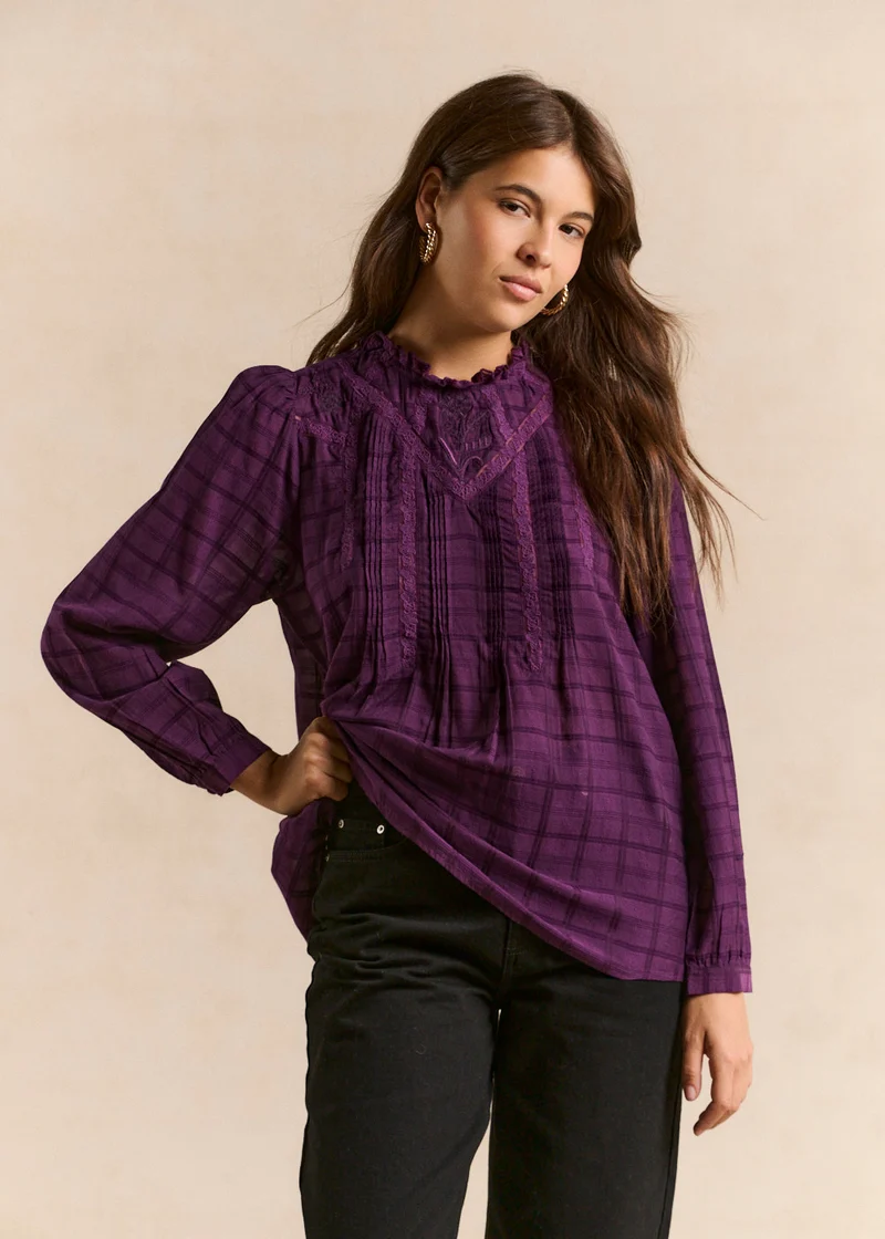 Blouse à carreaux col volanté brodé