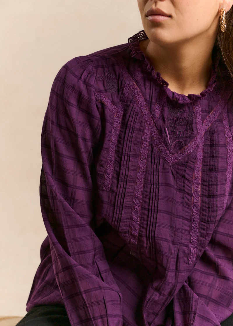 Blouse à carreaux col volanté brodé