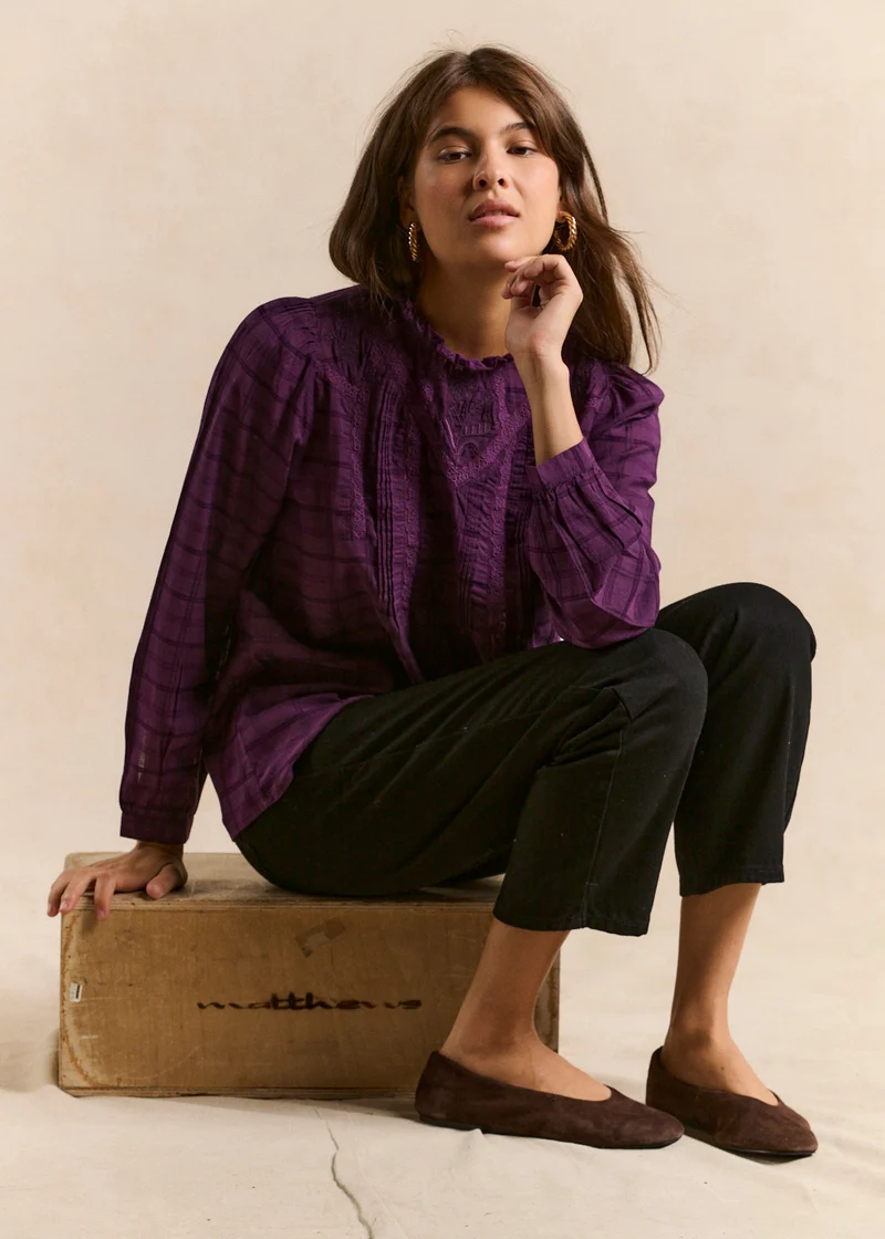 Blouse à carreaux col volanté brodé
