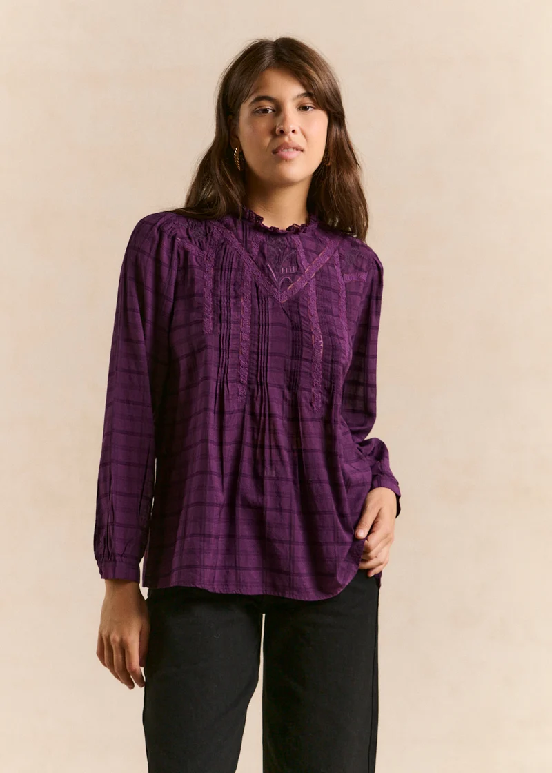 Blouse à carreaux col volanté brodé