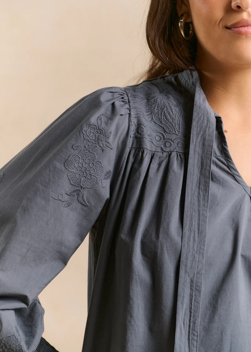 Blouse brodée col tunisien