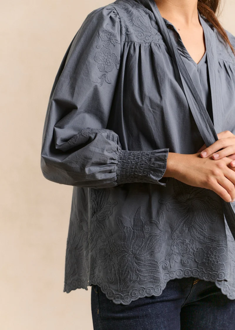 Blouse brodée col tunisien