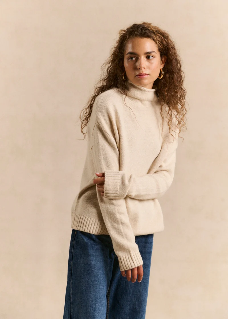 Pull avec un col montant roulotté et des manches longues
