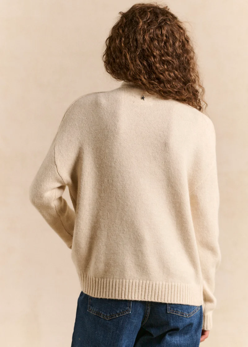 Pull avec un col montant roulotté et des manches longues
