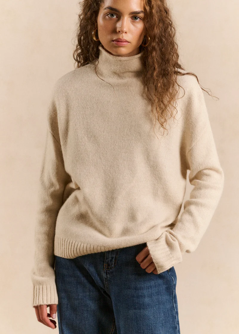 Pull avec un col montant roulotté et des manches longues