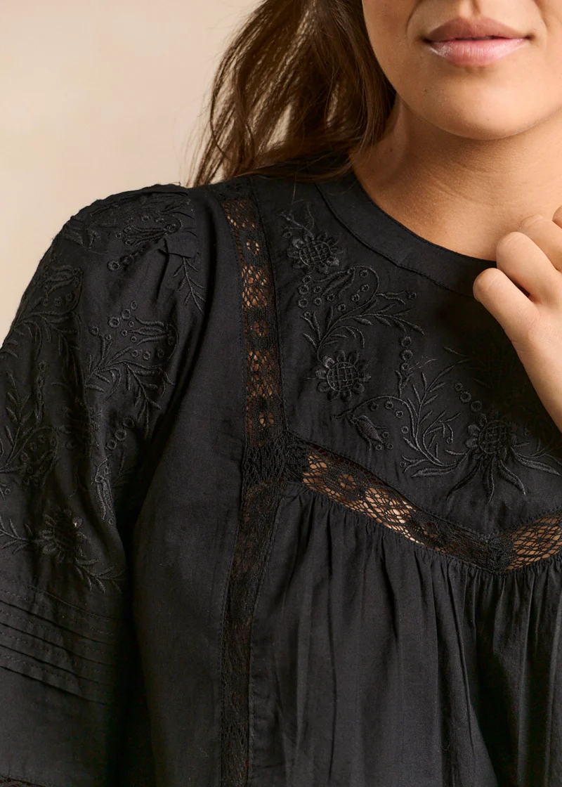 Blouse en voile de coton brodée