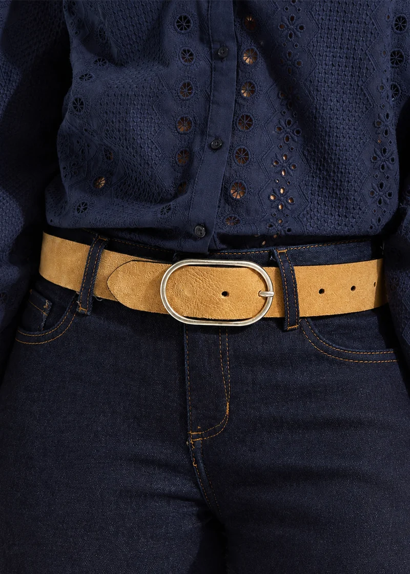 Ceinture en cuir avec une boucle ovale