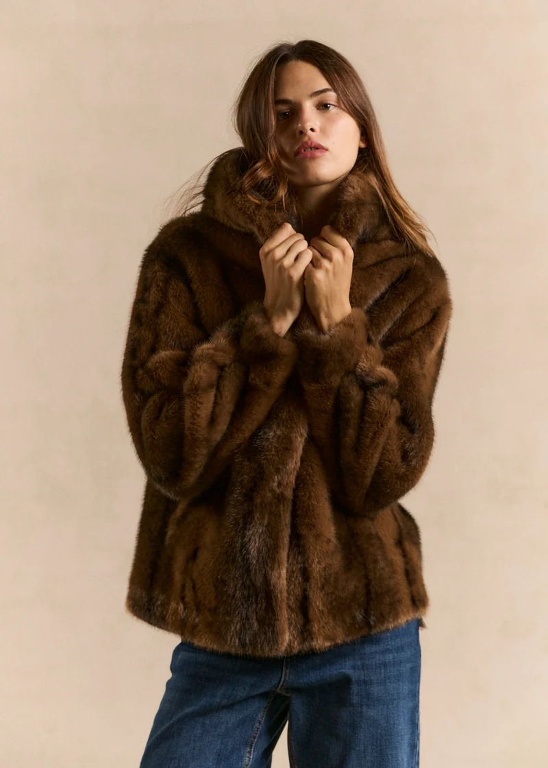 Manteau à capuche en fausse fourrure