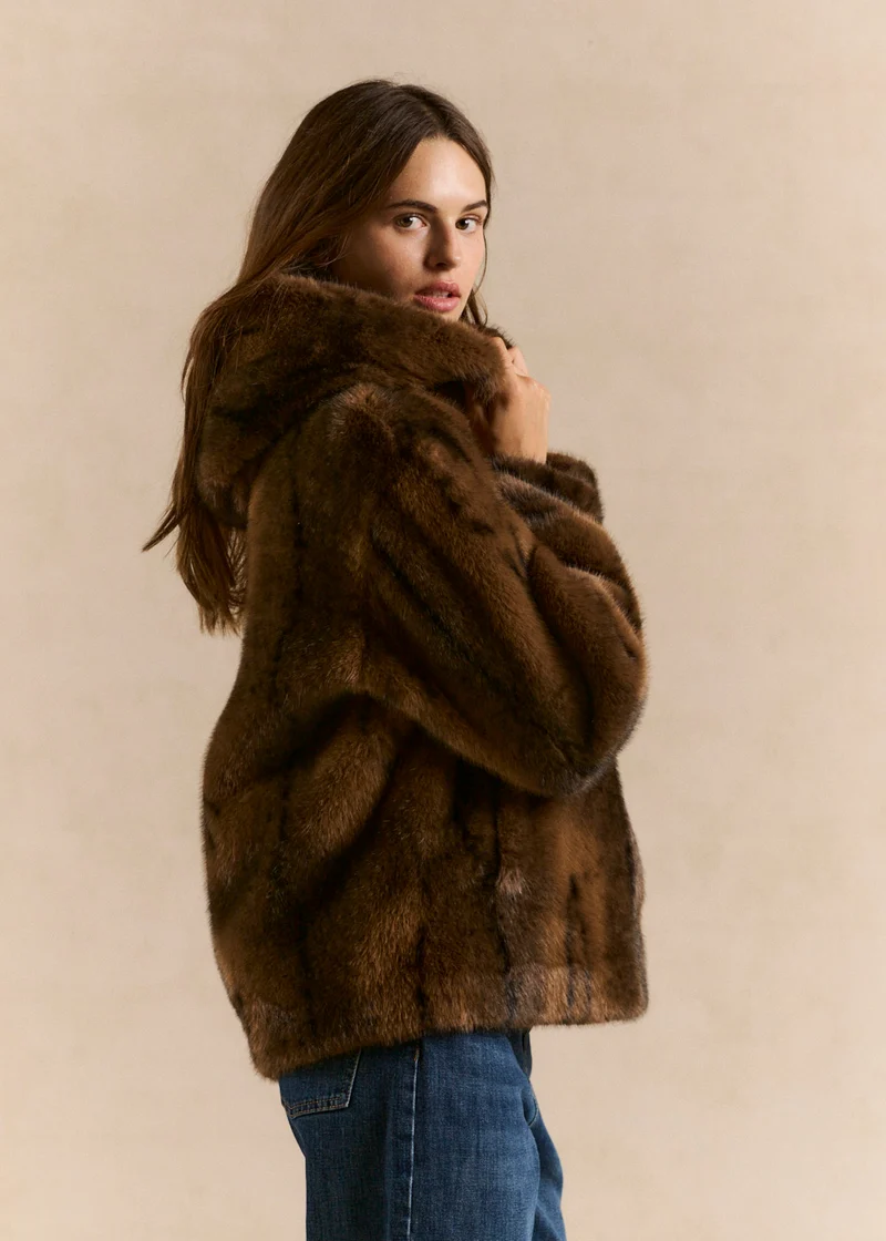 Manteau à capuche en fausse fourrure