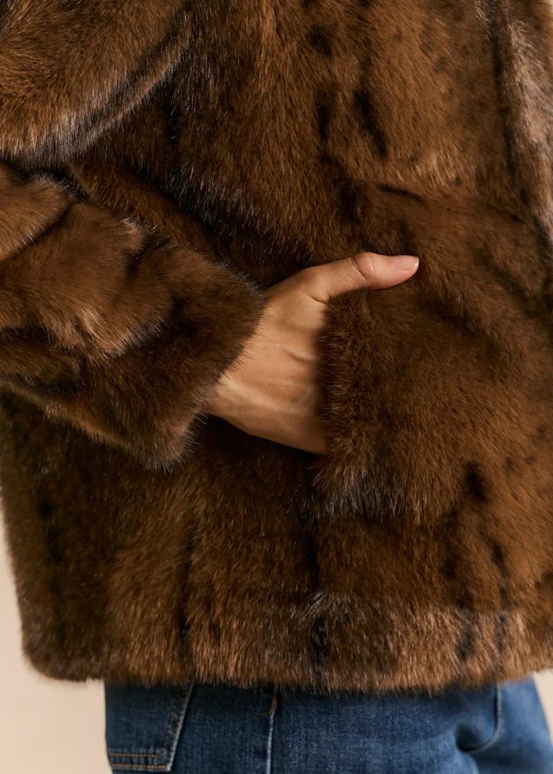 Manteau à capuche en fausse fourrure