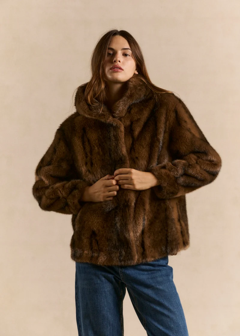 Manteau à capuche en fausse fourrure