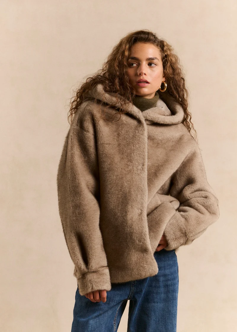 Manteau mi long en fausse fourrure à capuche