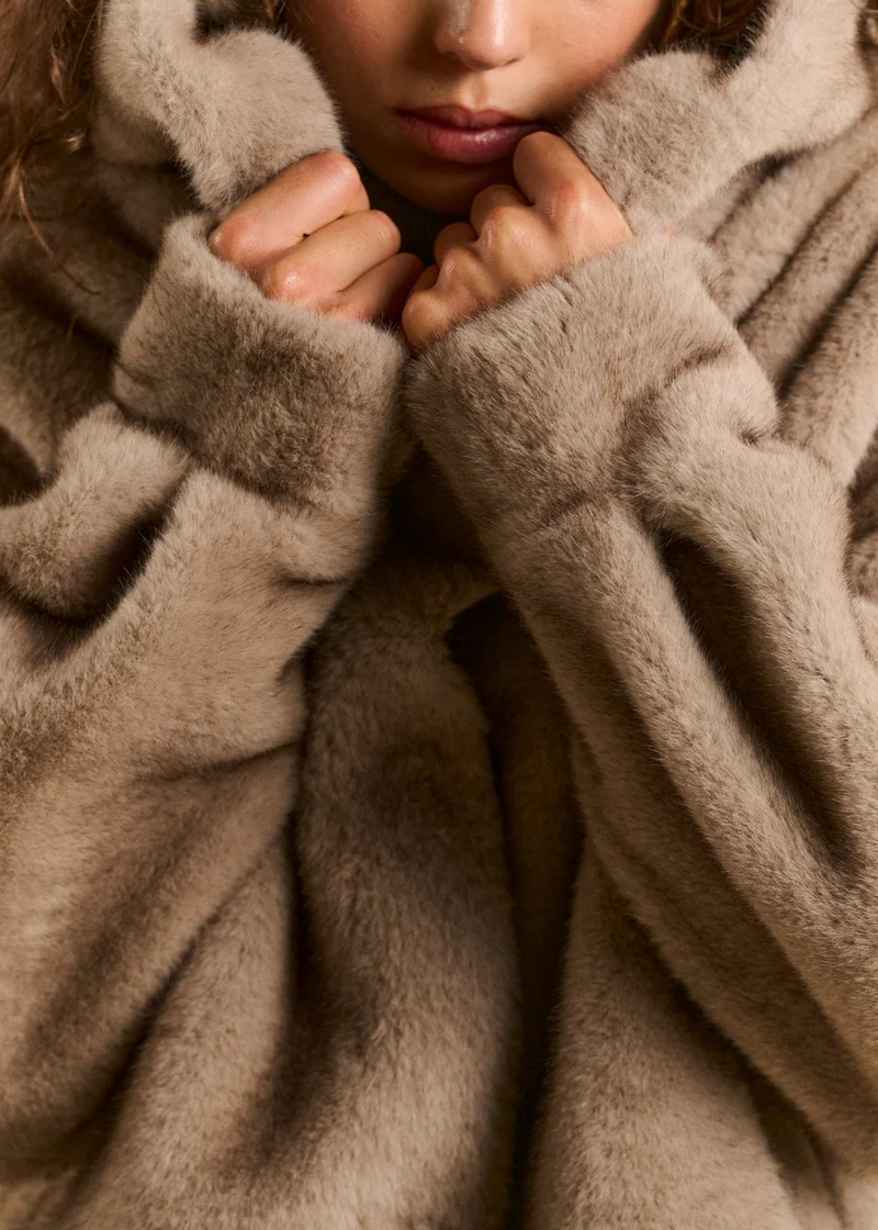 Manteau mi long en fausse fourrure à capuche