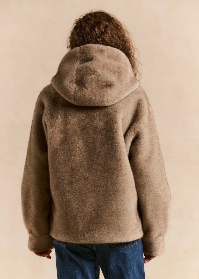 Manteau mi long en fausse fourrure à capuche