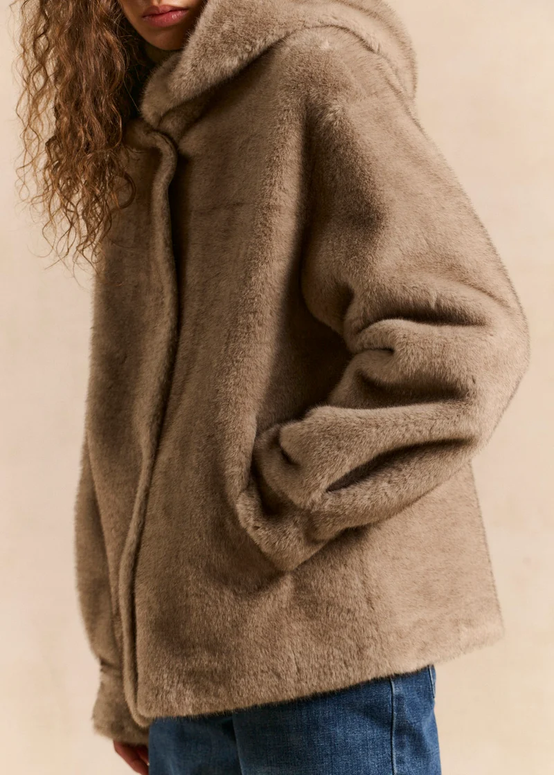 Manteau mi long en fausse fourrure à capuche