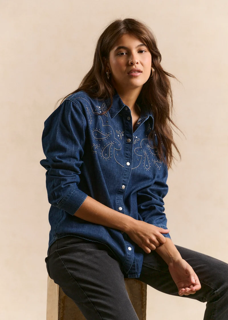 Chemise en denim avec clous