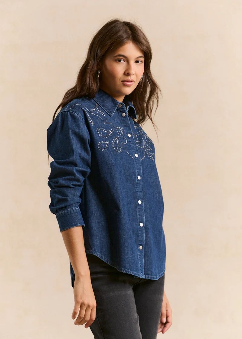 Chemise en denim avec clous