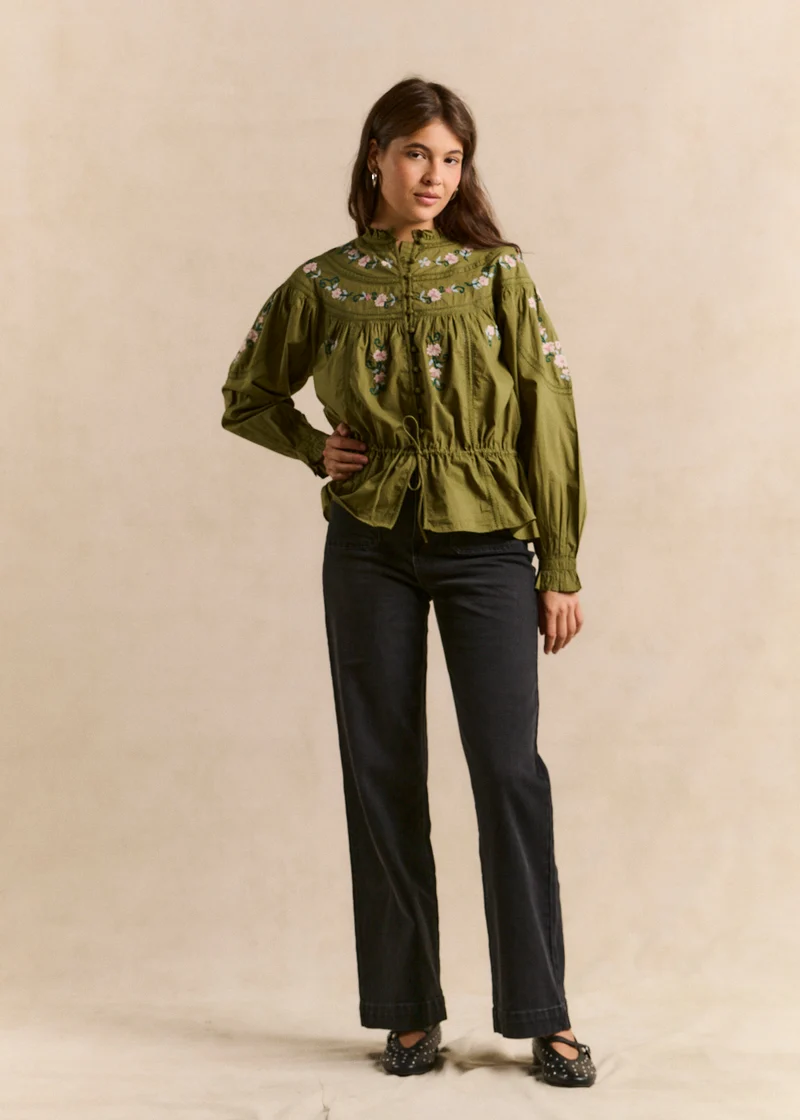 Jean à jambes larges avec revers et taille haute