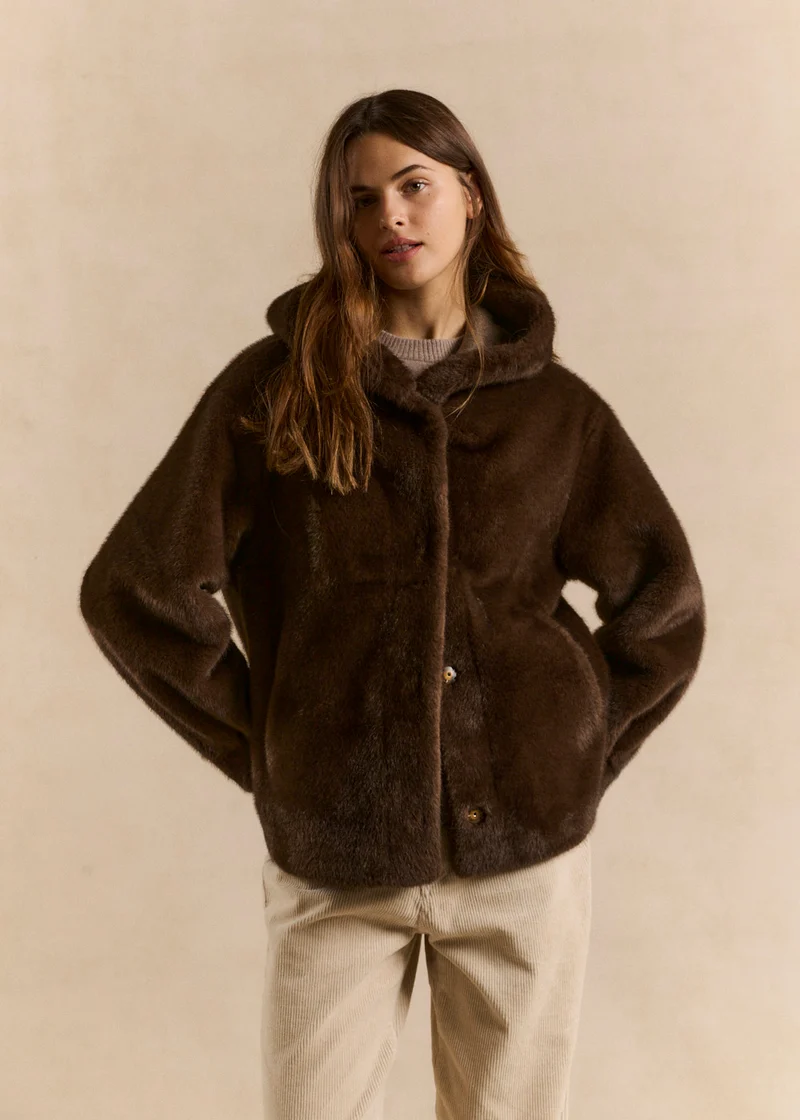 Manteau mi long en fausse fourrure à capuche