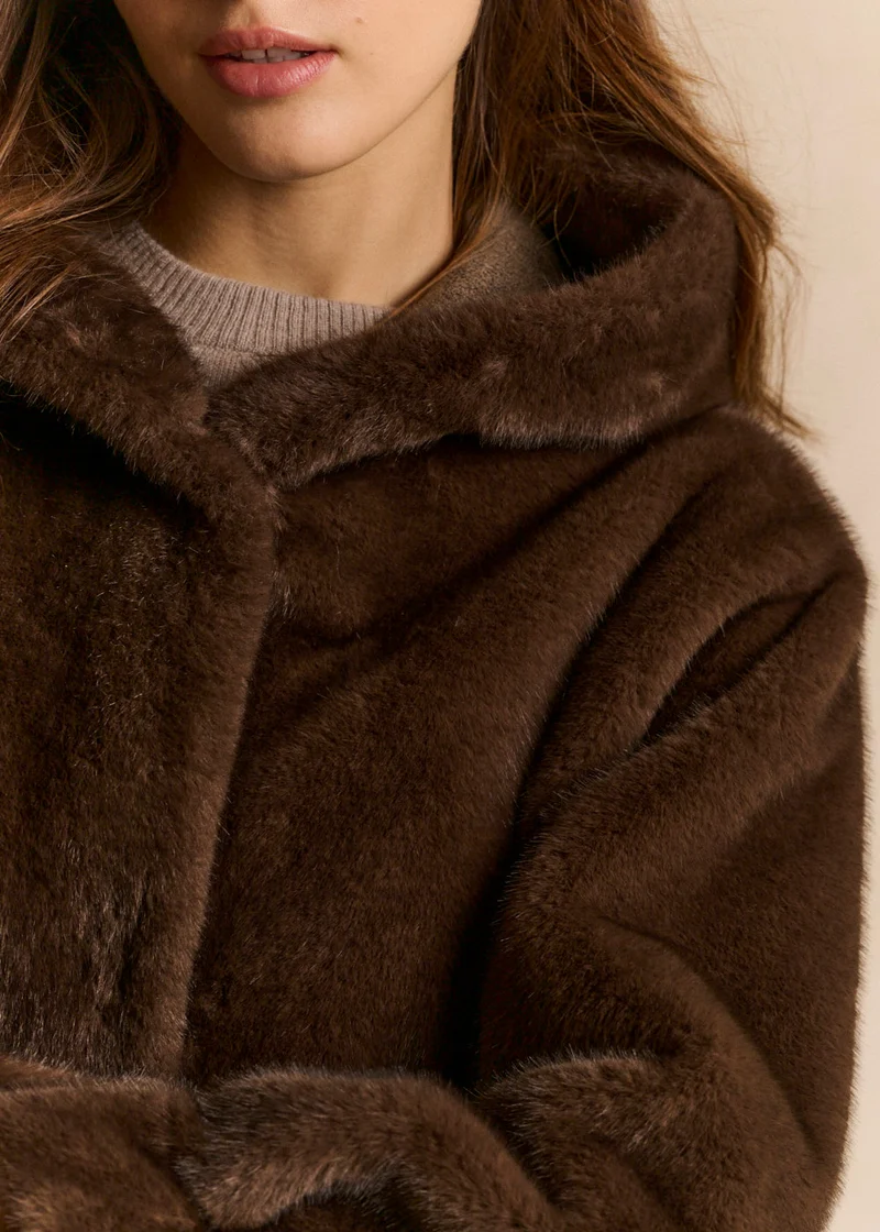 Manteau mi long en fausse fourrure à capuche