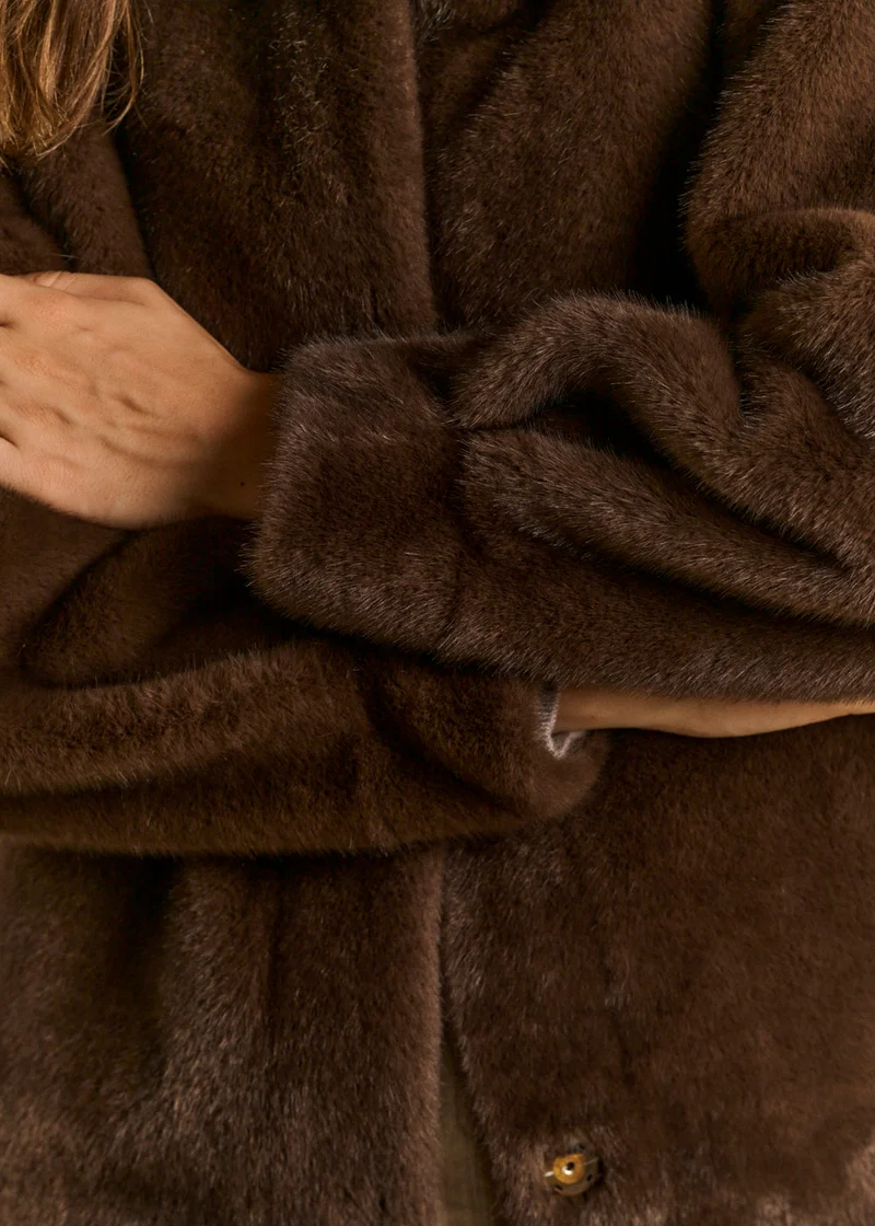 Manteau mi long en fausse fourrure à capuche
