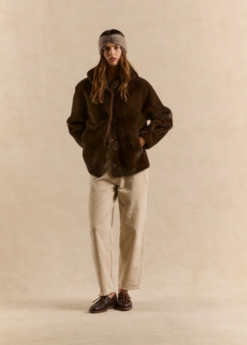 Manteau mi long en fausse fourrure à capuche