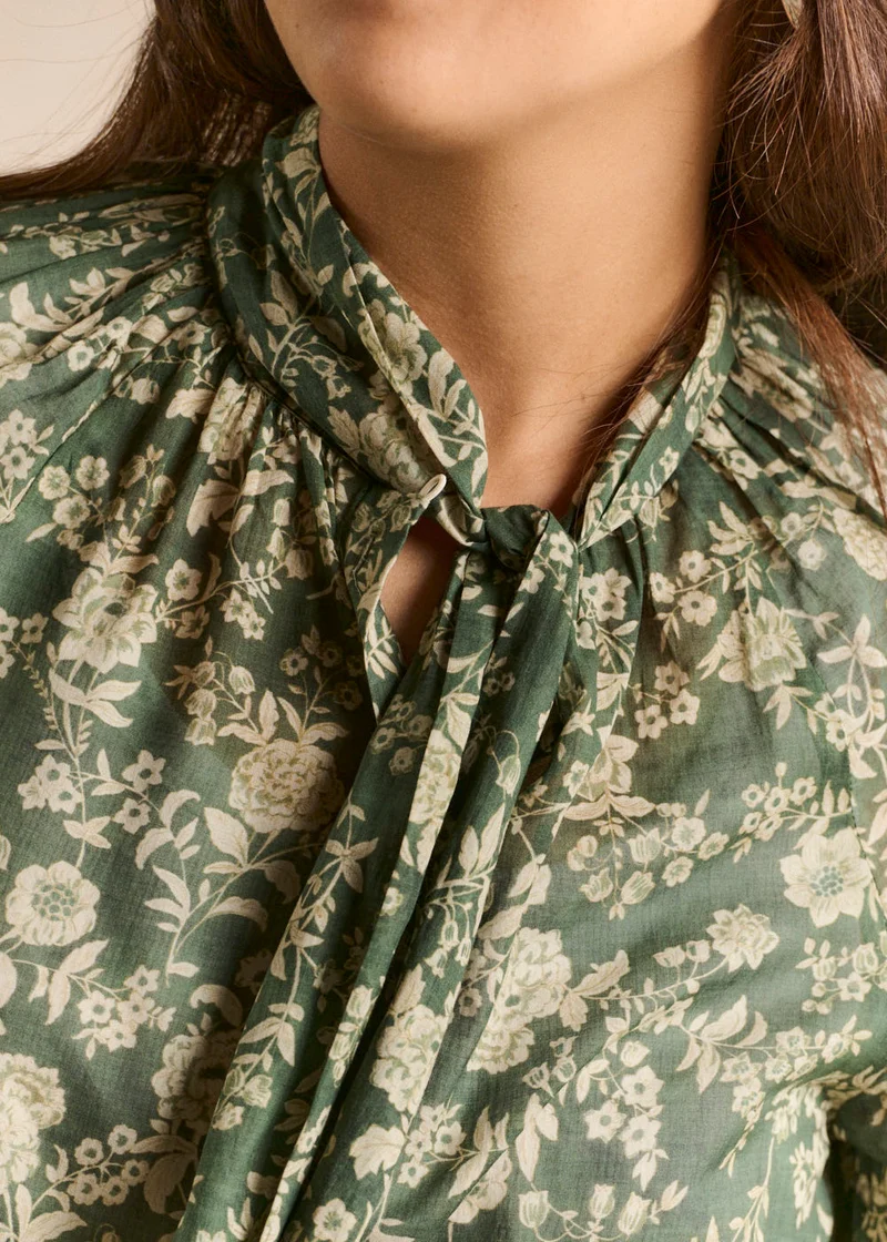 Blouse imprimée fleurie col lavallière