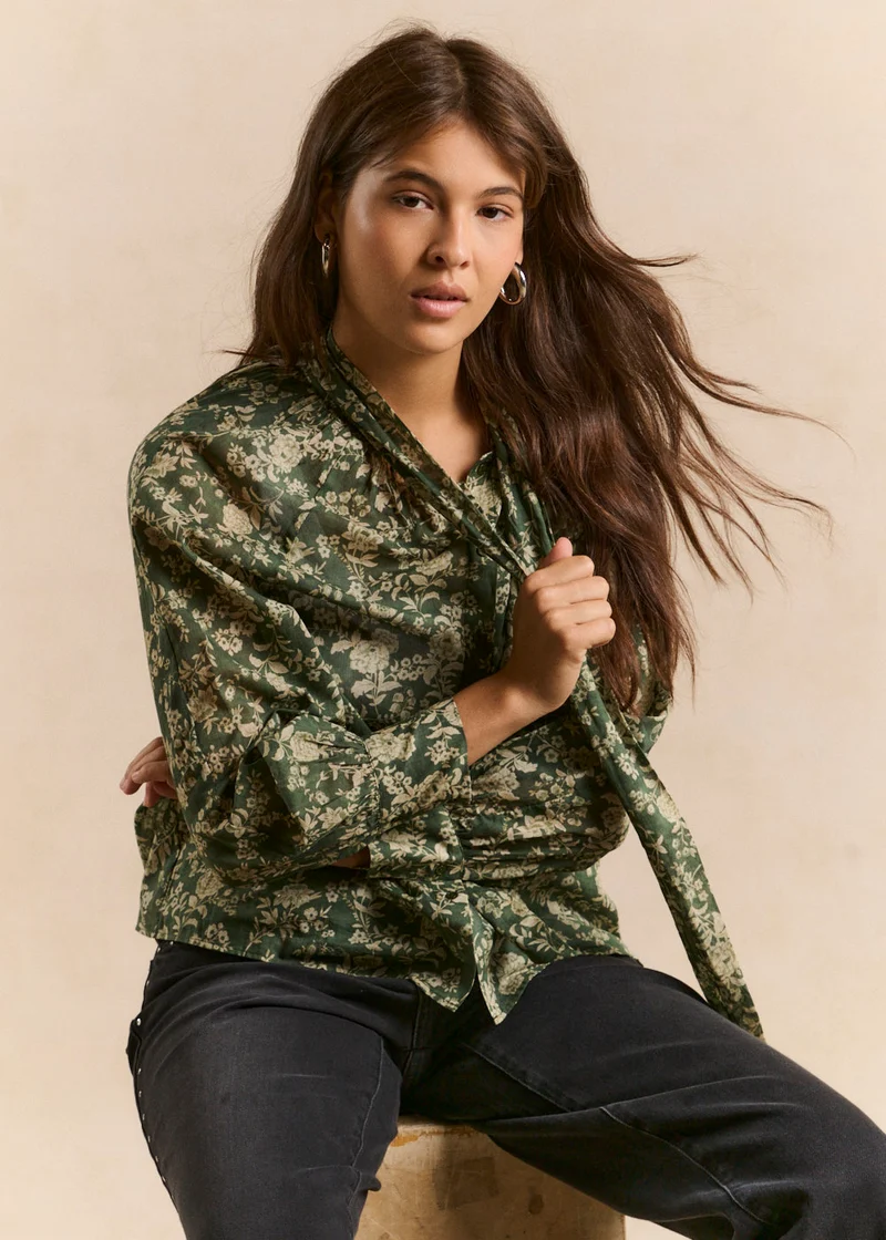 Blouse imprimée fleurie col lavallière