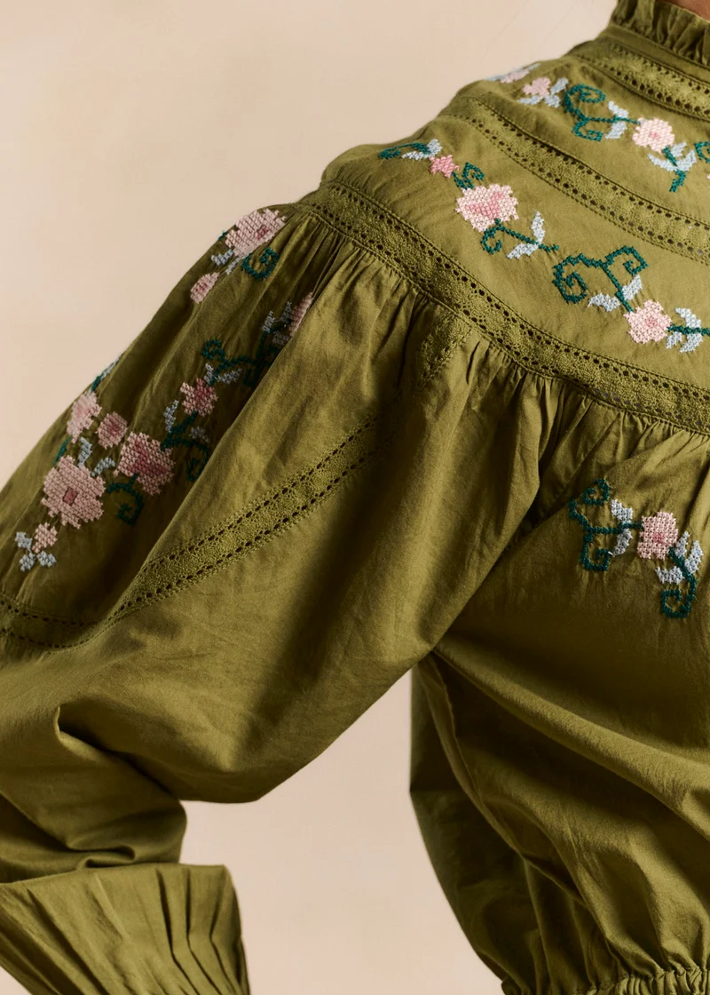 Chemisier brodé fleurs nouée à la taille