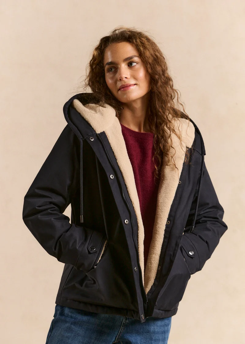 Veste courte déperlante doublée fausse fourrure avec capuche
