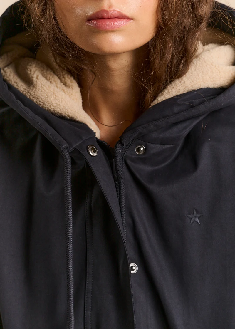 Veste courte déperlante doublée fausse fourrure avec capuche