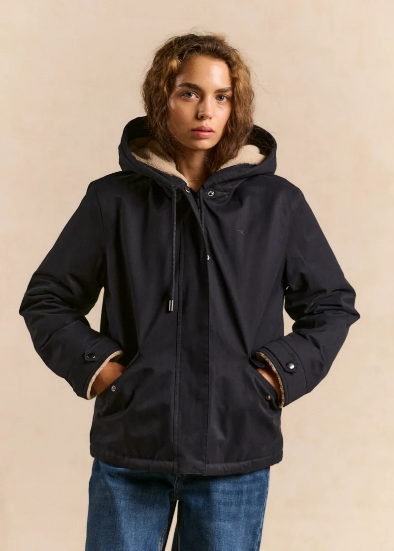 Veste courte déperlante doublée fausse fourrure avec capuche
