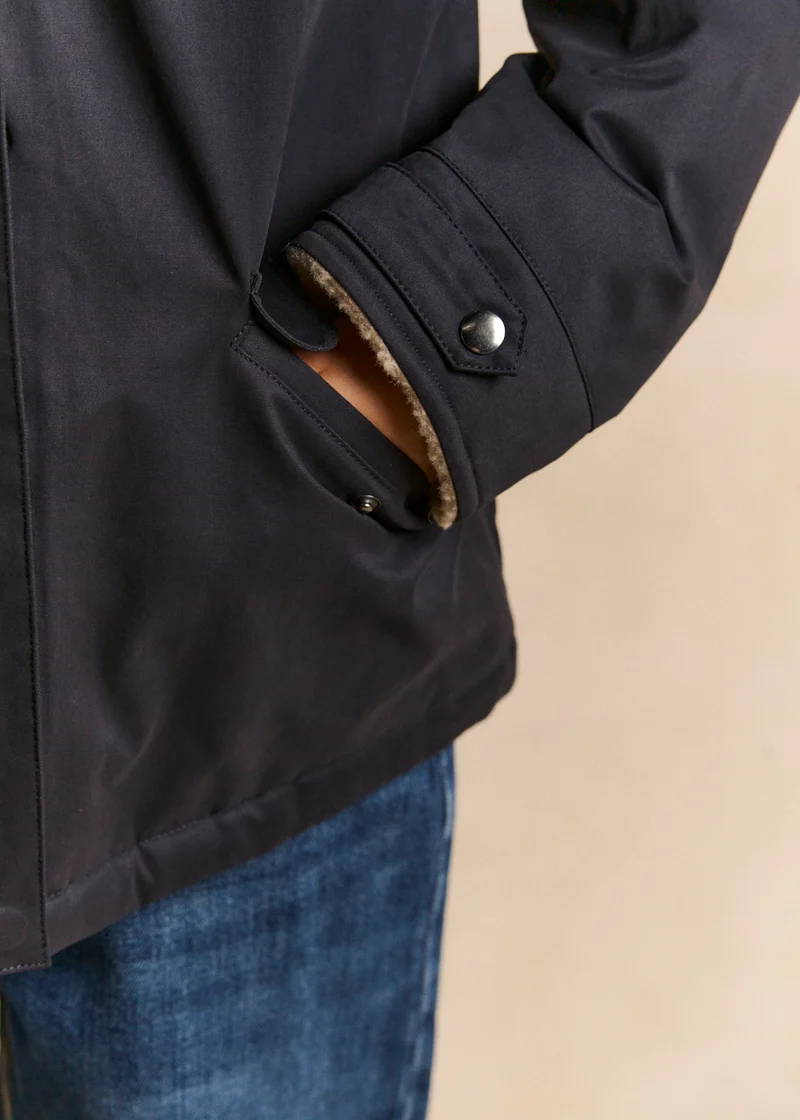 Veste courte déperlante doublée fausse fourrure avec capuche
