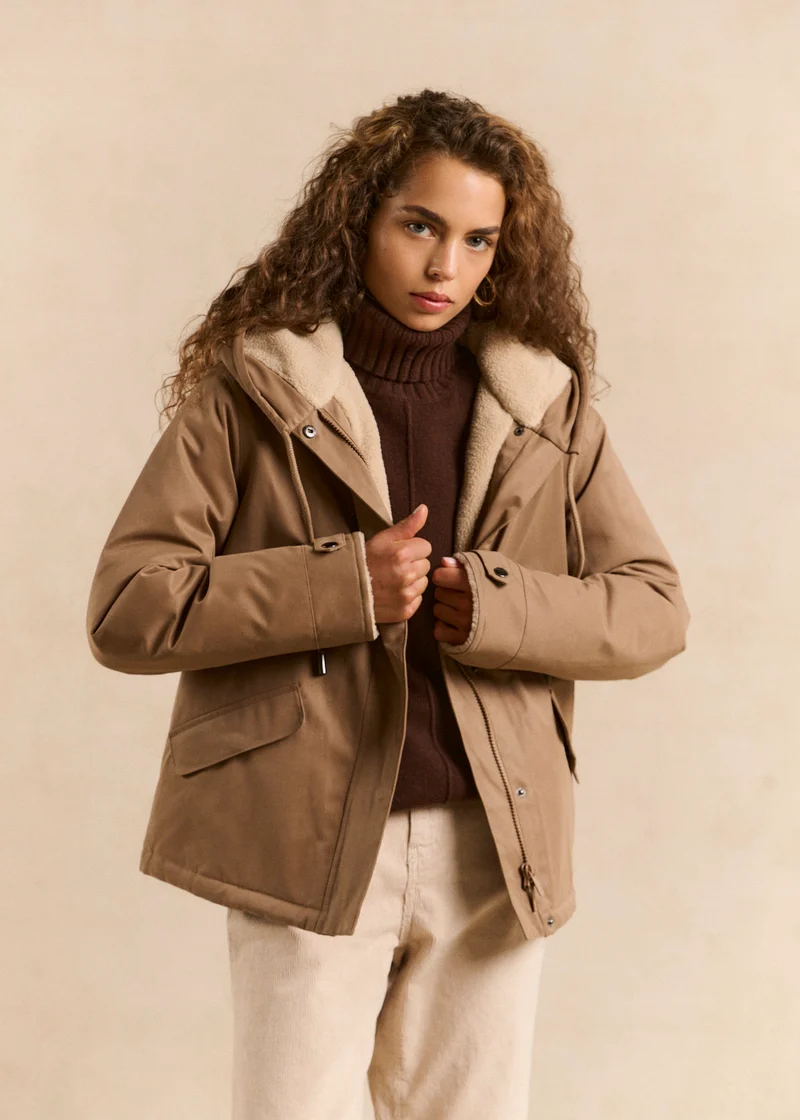 Veste courte déperlante doublée fausse fourrure avec capuche