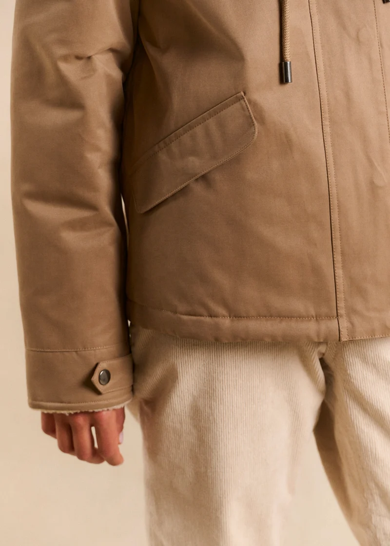 Veste courte déperlante doublée fausse fourrure avec capuche