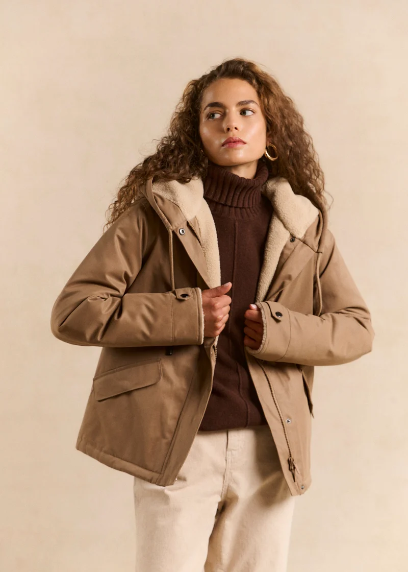 Veste courte déperlante doublée fausse fourrure avec capuche