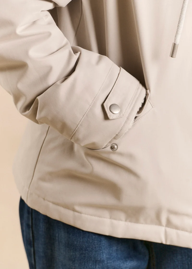 Veste courte déperlante doublée fausse fourrure avec capuche