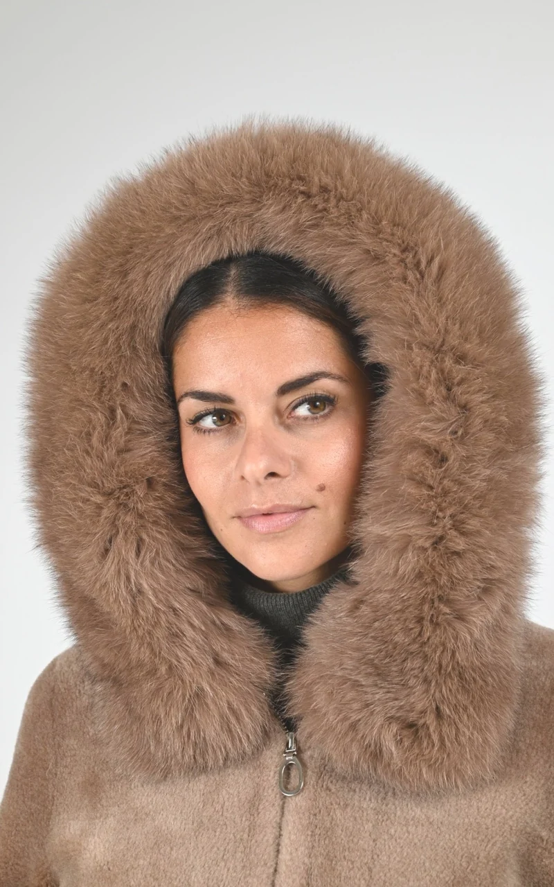 Veste en laine tissée et renard taupe