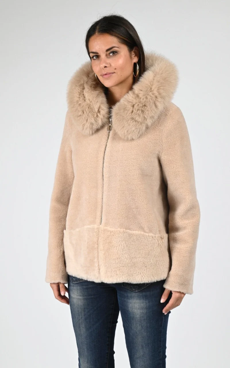 Veste en laine tissée et renard beige