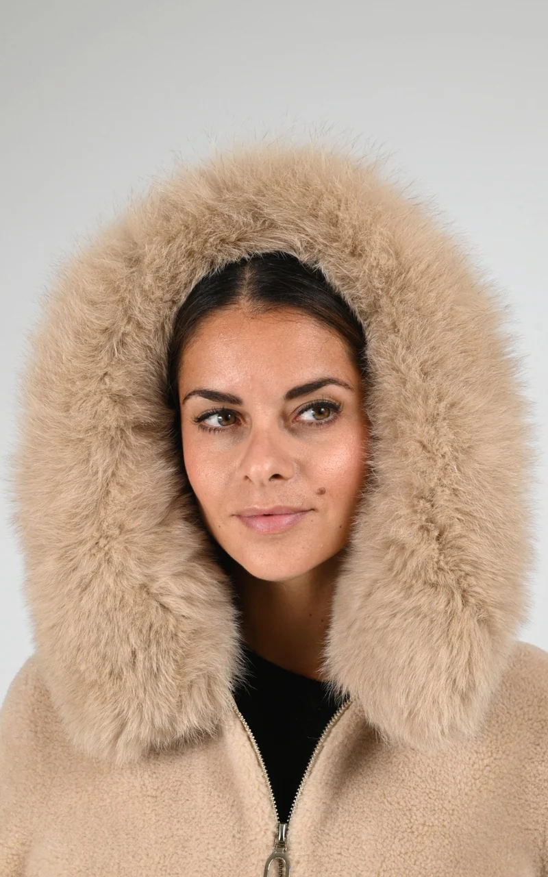 Veste en laine tissée et renard beige