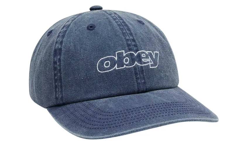 CASQUETTE À 6 PANNEAUX INCLINÉE AVEC FERMETURE À SANGLE