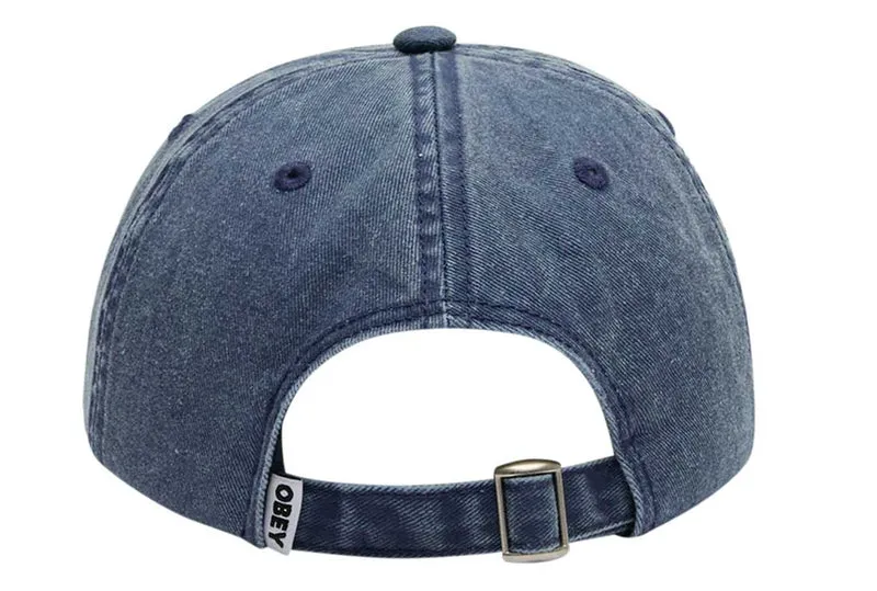 CASQUETTE À 6 PANNEAUX INCLINÉE AVEC FERMETURE À SANGLE