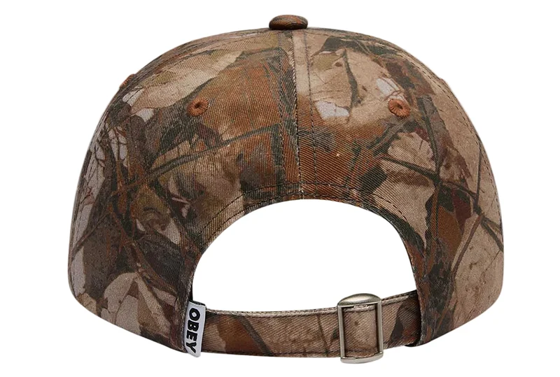 CASQUETTE À 6 PANNEAUX INCLINÉE AVEC FERMETURE À SANGLE