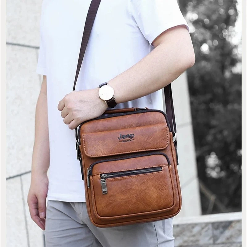Sacoche en cuir a bandoulière pour homme.