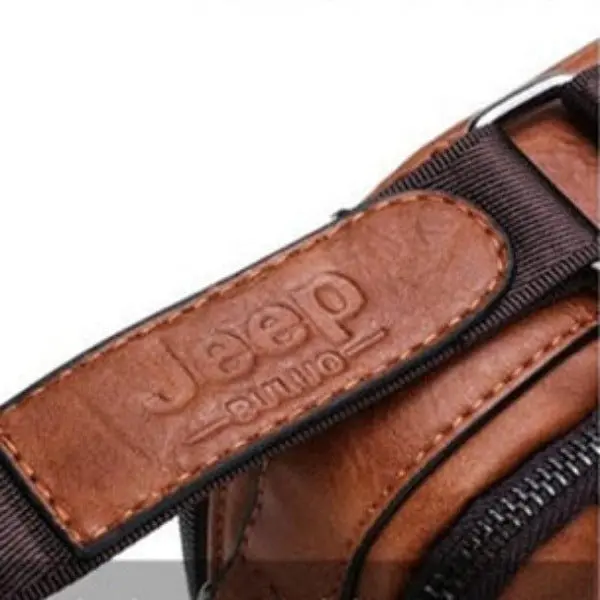 Sacoche en cuir a bandoulière pour homme.