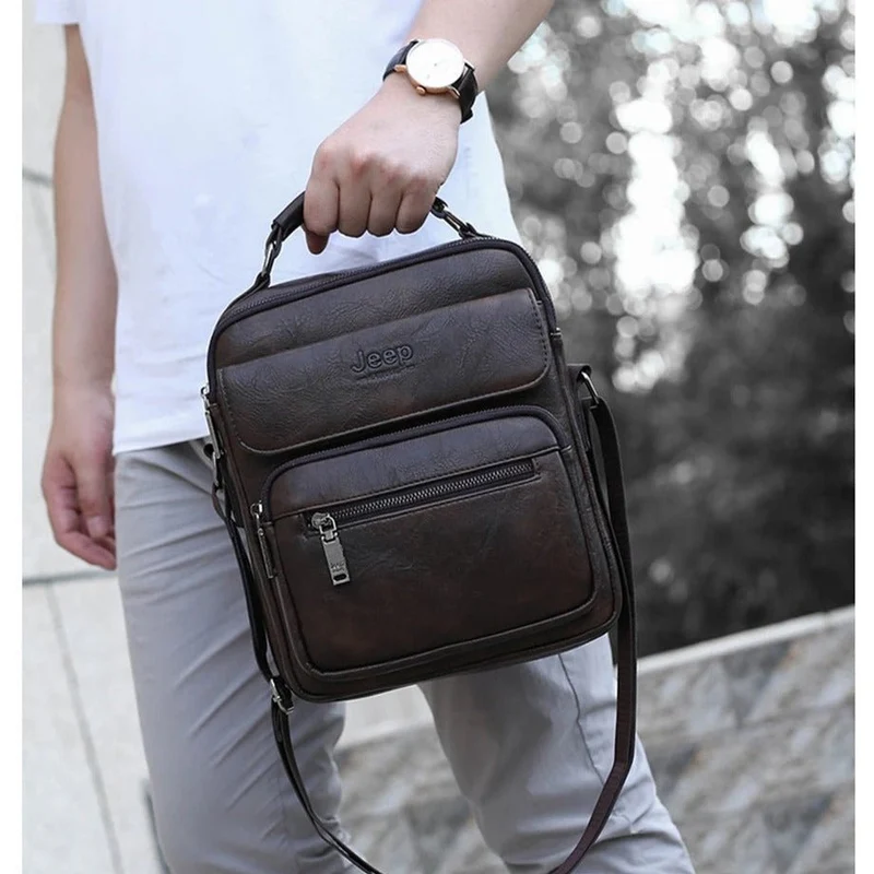 Sacoche en cuir a bandoulière pour homme.